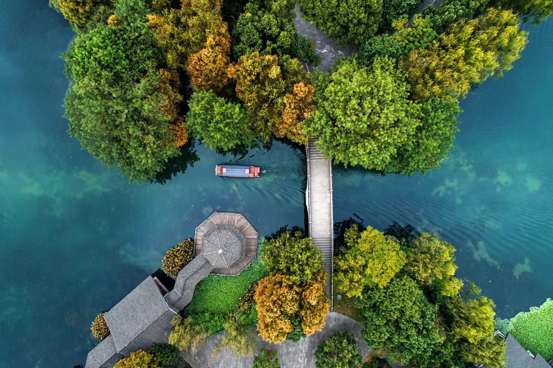 92#西湖航拍似绝美水墨画#湖面上,薄雾缭绕,仿佛给西湖披上了一层