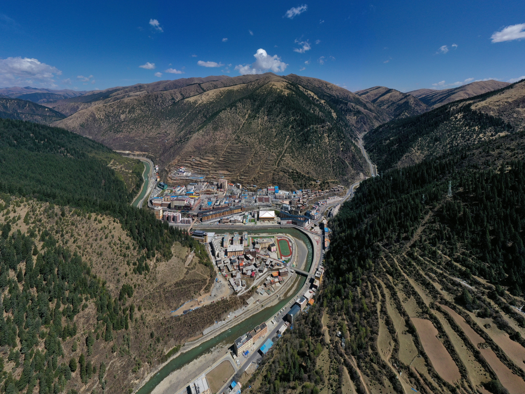 (第一辑) 图1:封面效果 图2,图3:巴塘县(县城海拔2580米)巴塘山川秀丽