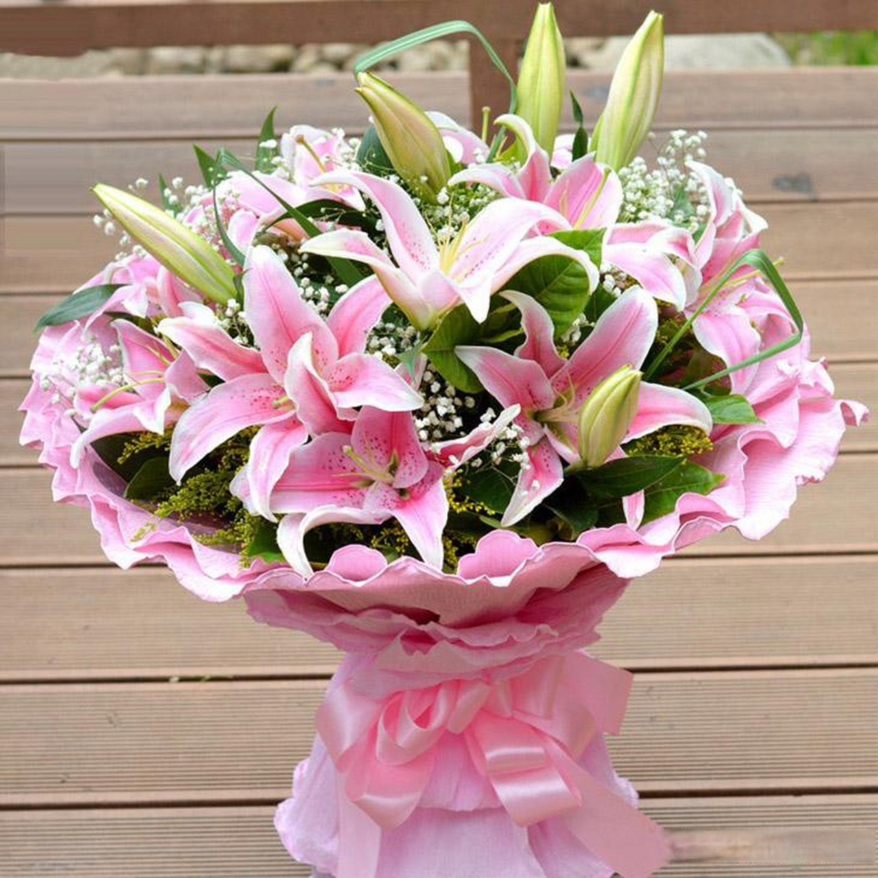 一捧鲜花,祝友友们晚安好梦.  图片来源网络侵删