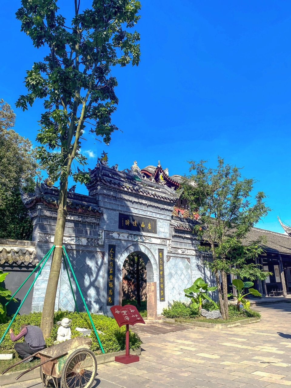 游新都宝光,数神秘罗汉   在成都北郊的新都区,有一座非常出名的寺庙