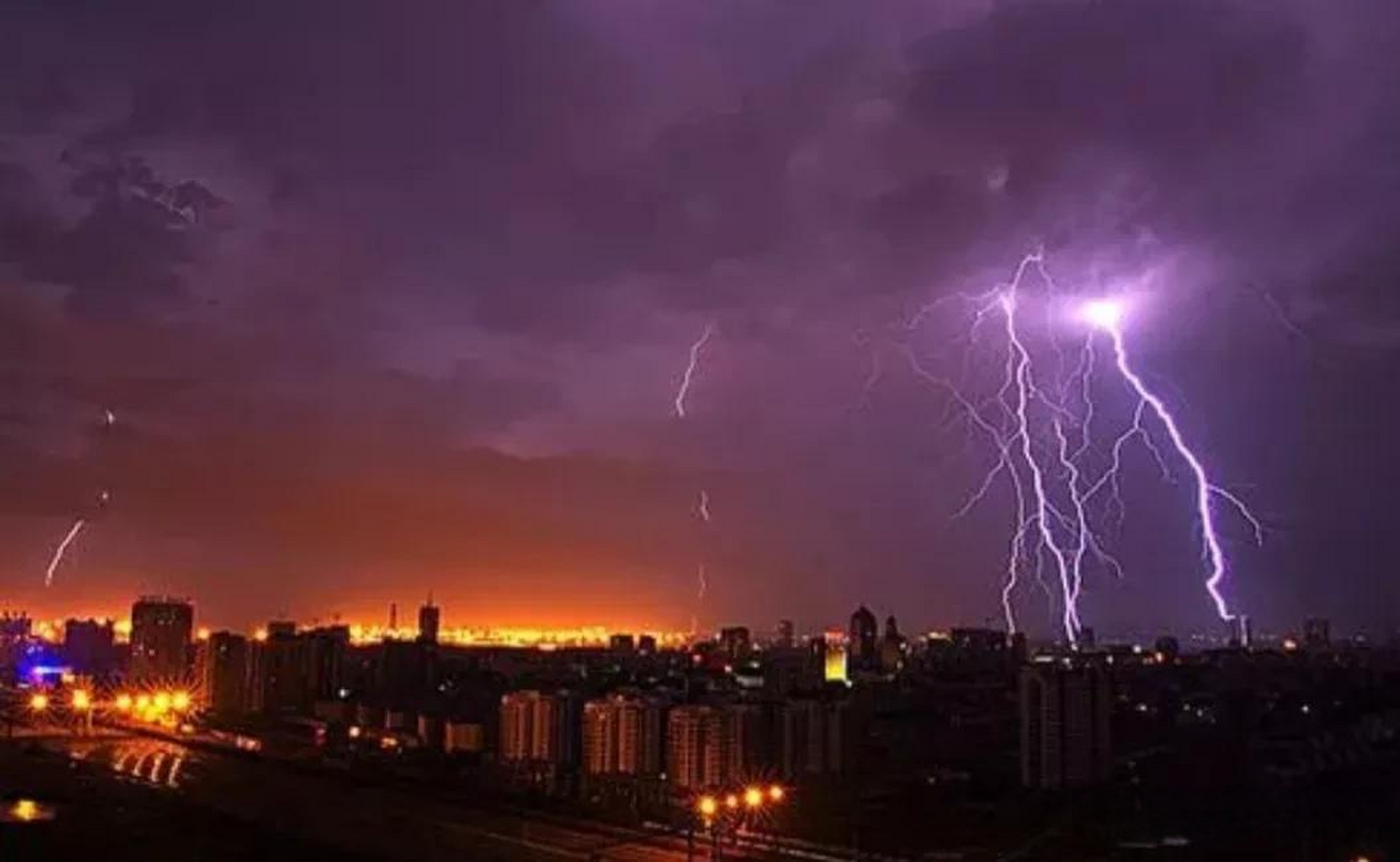 昨半雨猛怨天公 水流横涌宅后庭 艳花凋零残枝乱 怎奈难寻往日景晒晒