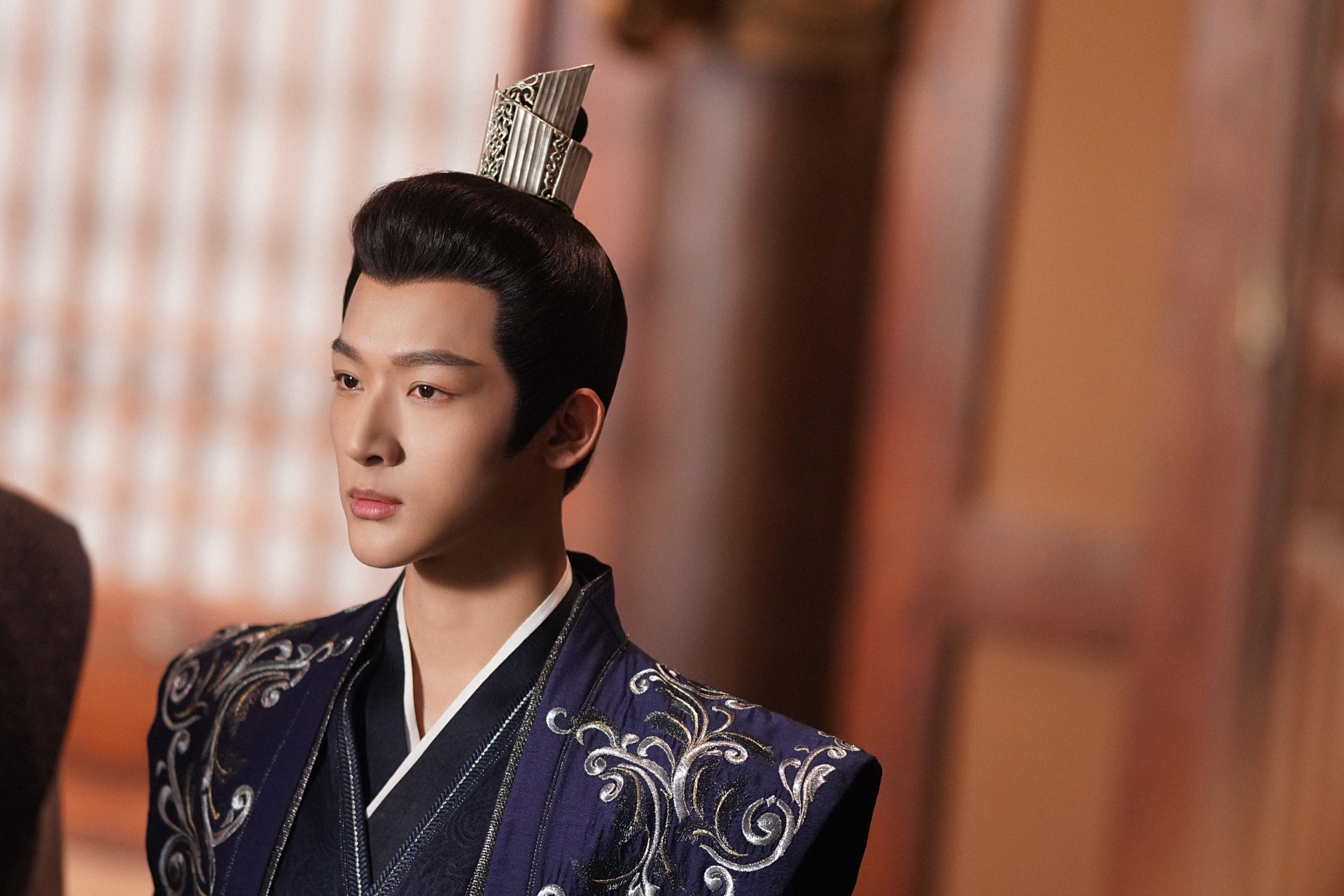 张晚意##张晚意长相思#   凤凰花已开,且待款款归@演员张晚意  #玱玹