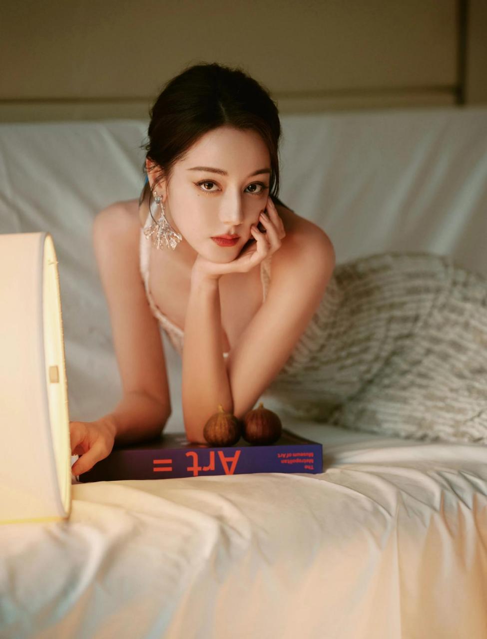 迪丽热巴高清美照,银色礼服包裹曼妙曲线,妩媚亦优雅!