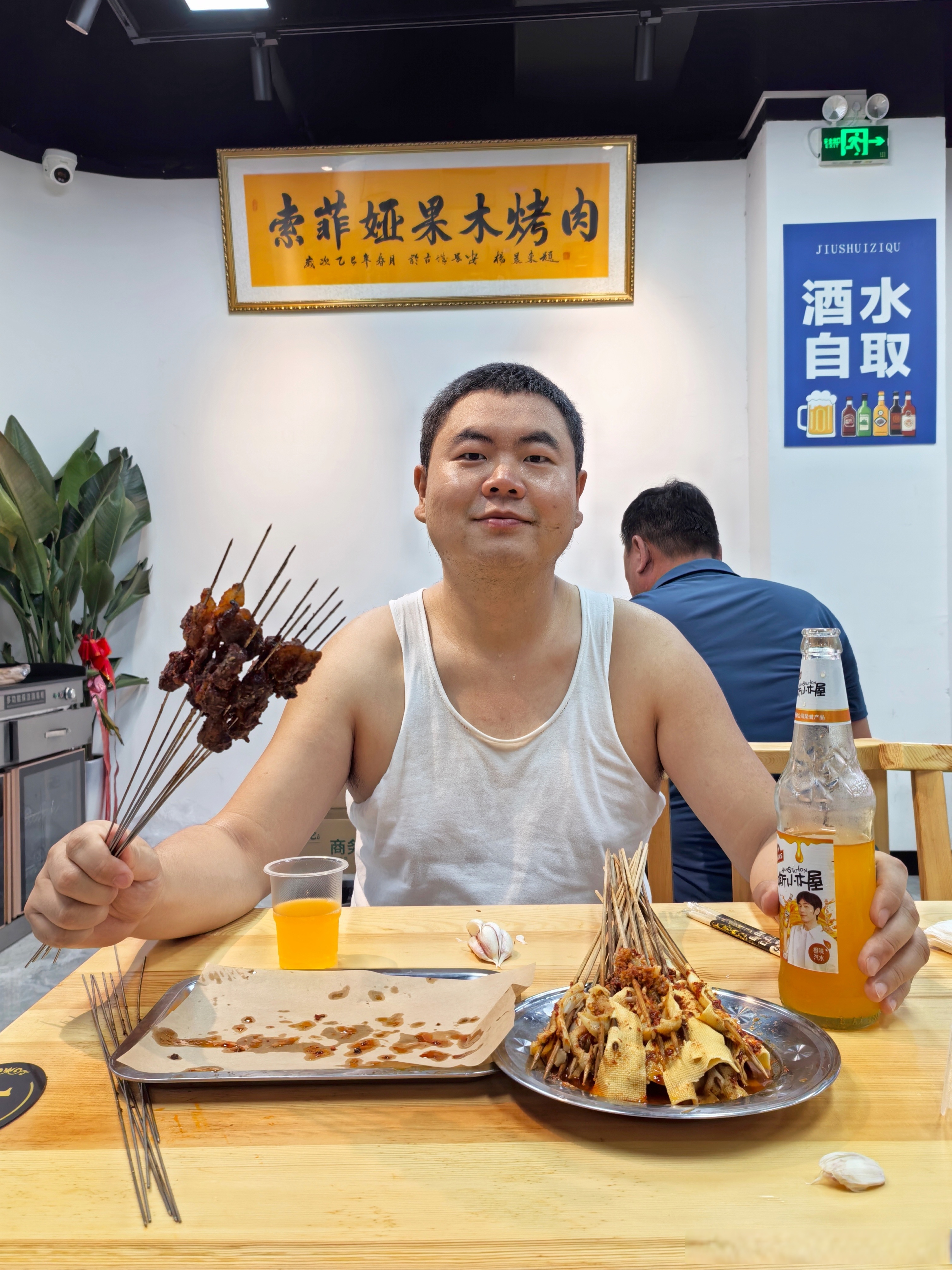 夜晚,在渭南市朝阳大街闲逛,路过清真索菲娅果木烤肉店