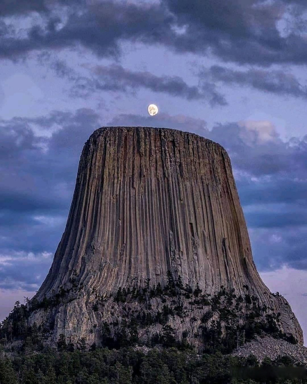 让人惊叹的魔塔山(devils tower)!