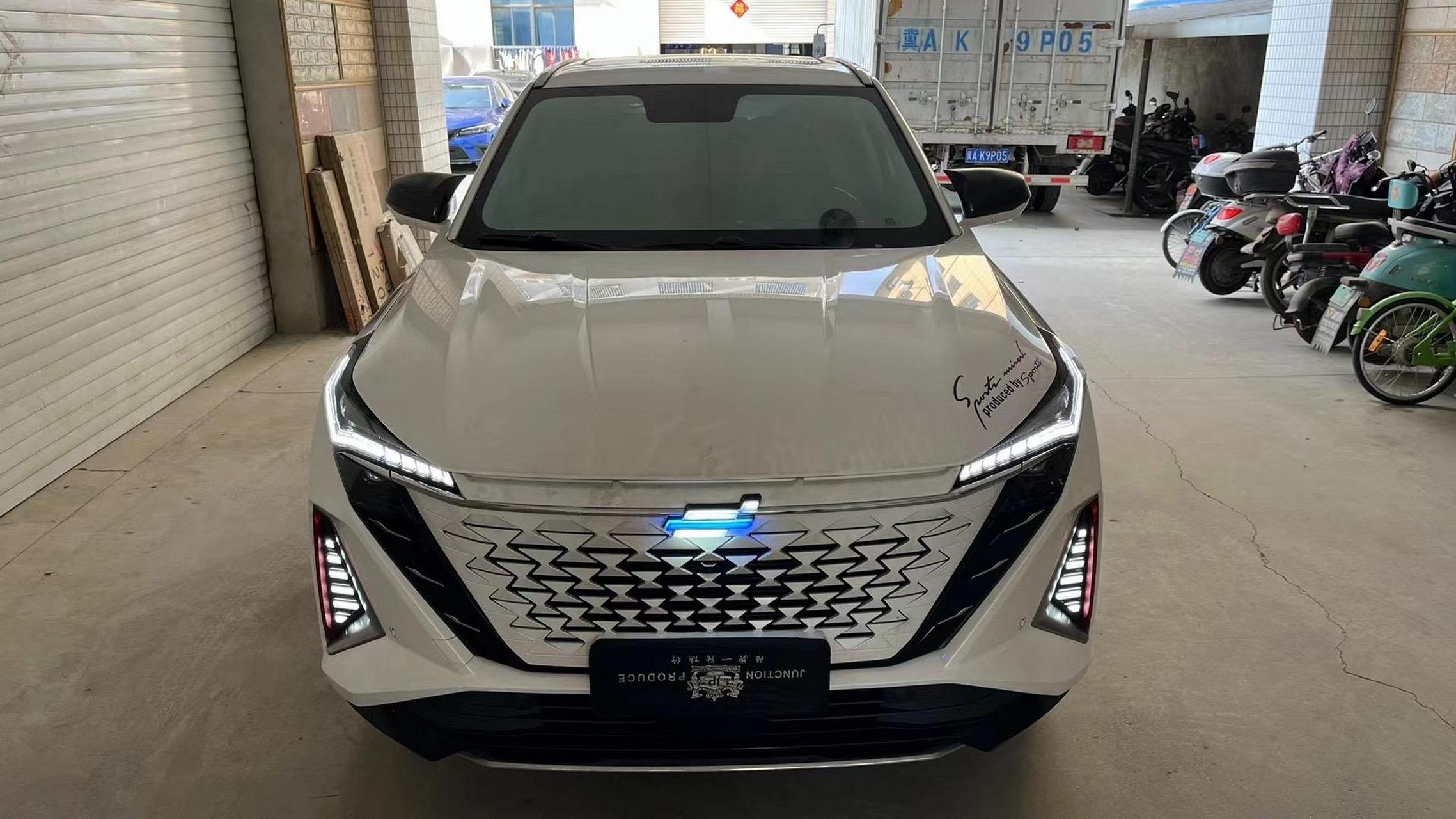 长安欧尚全系发光车标灯