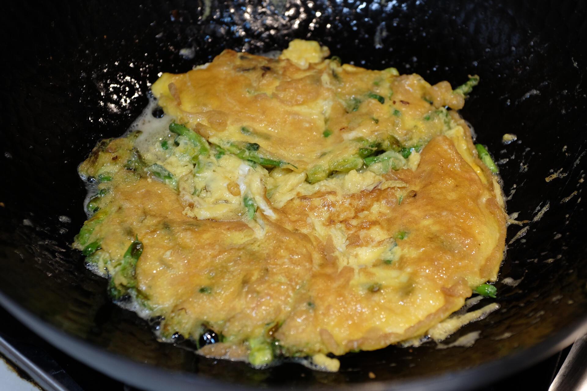 不时不食·金雀花煎鸡蛋    金雀花学名锦鸡儿.