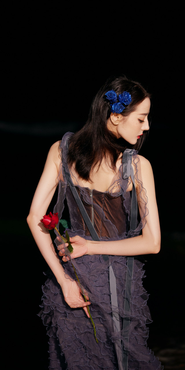 迪丽热巴2021gq moty人物盛典造型,一袭紫色蕾丝长裙,红唇玫瑰点缀