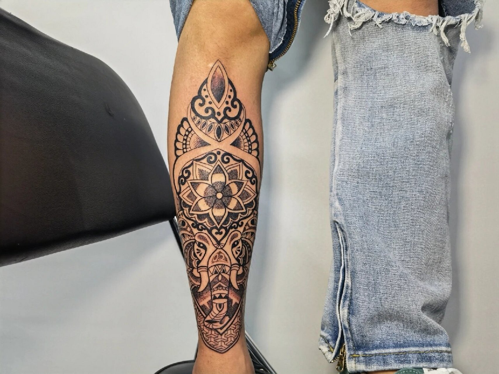 男生小腿迎面骨象神纹身