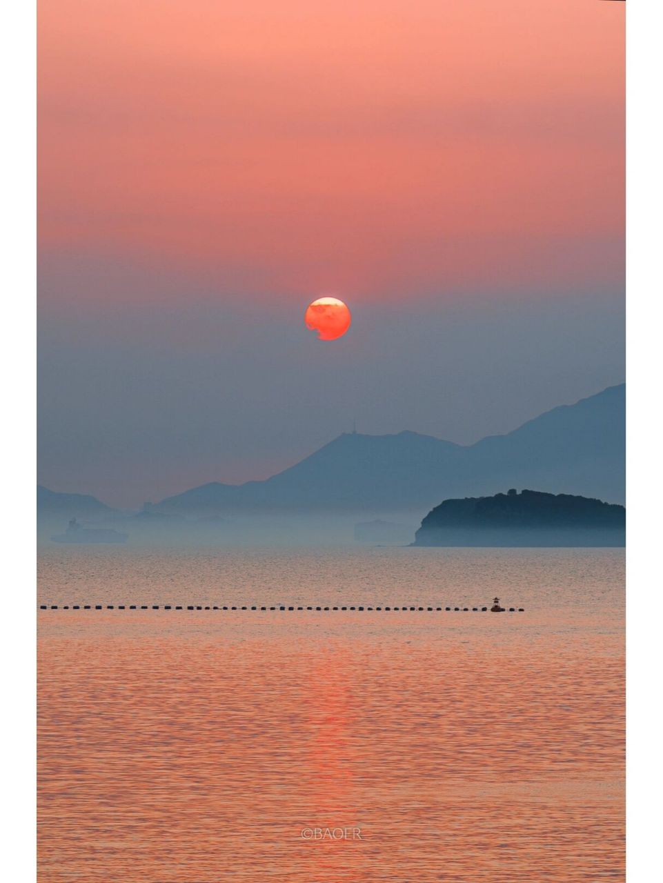 落霞与孤鹜齐飞,秋水共长天一色 看到此景色就想起《狙击手》里出现的