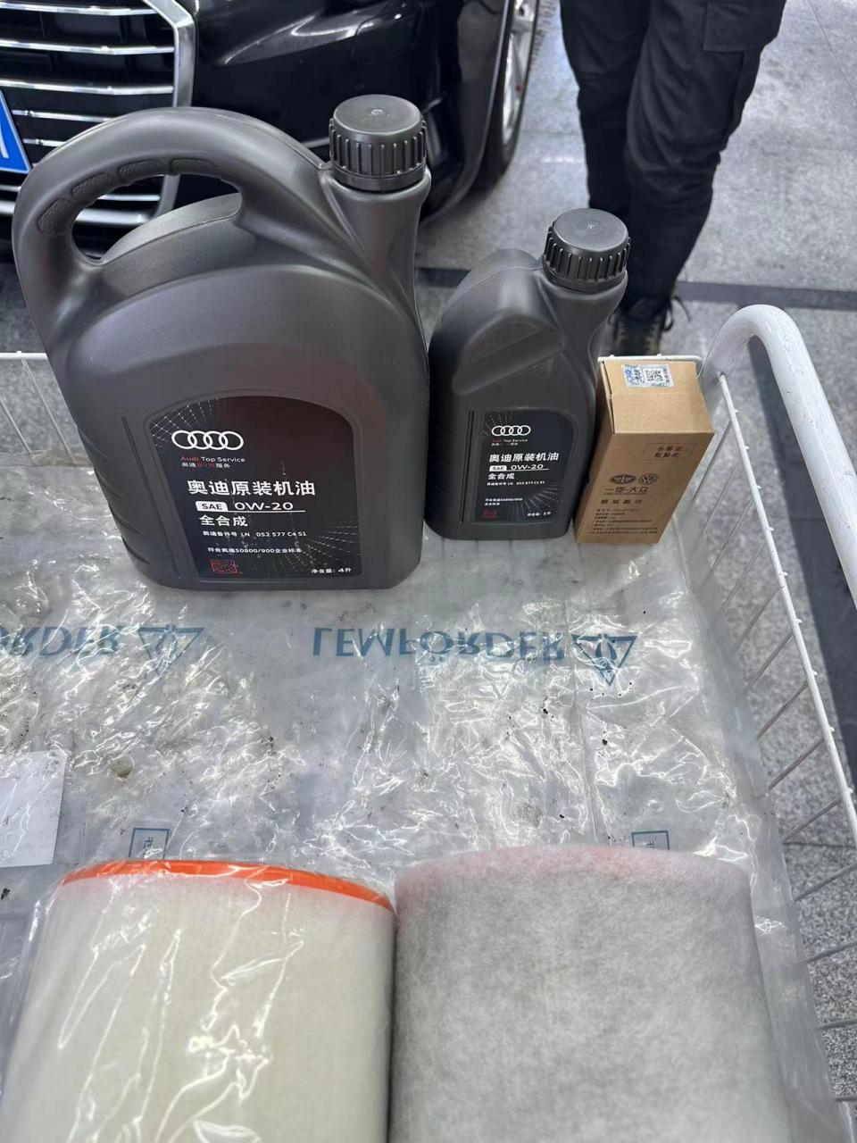 奥迪 a6l 2.0t 换油保养,更换奥迪原装机油和原装滤芯.