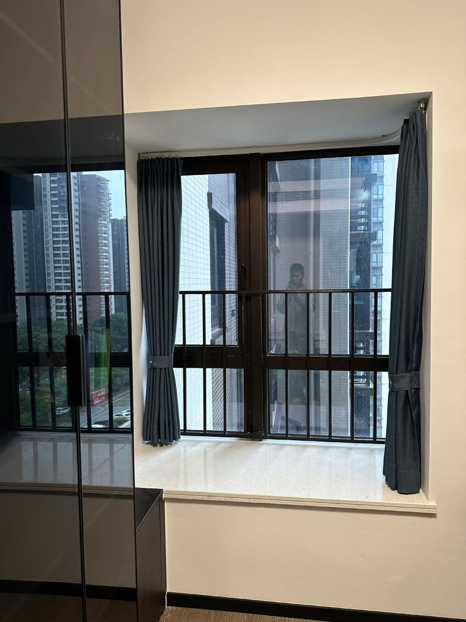 窗帘实拍 离地1cm 是刚刚好 l型窗 一条轨道一拉到底