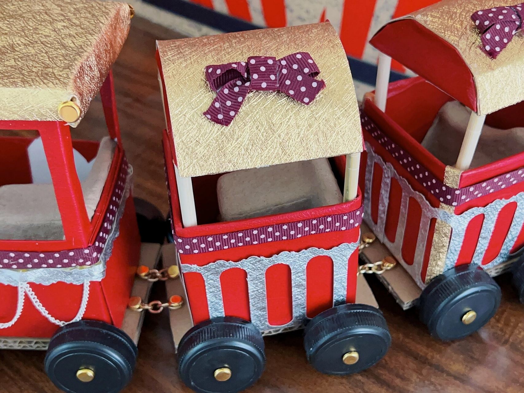 自制手工小火车  幼儿美术作业:废物制作交通工具 废物:瓦楞纸箱,大