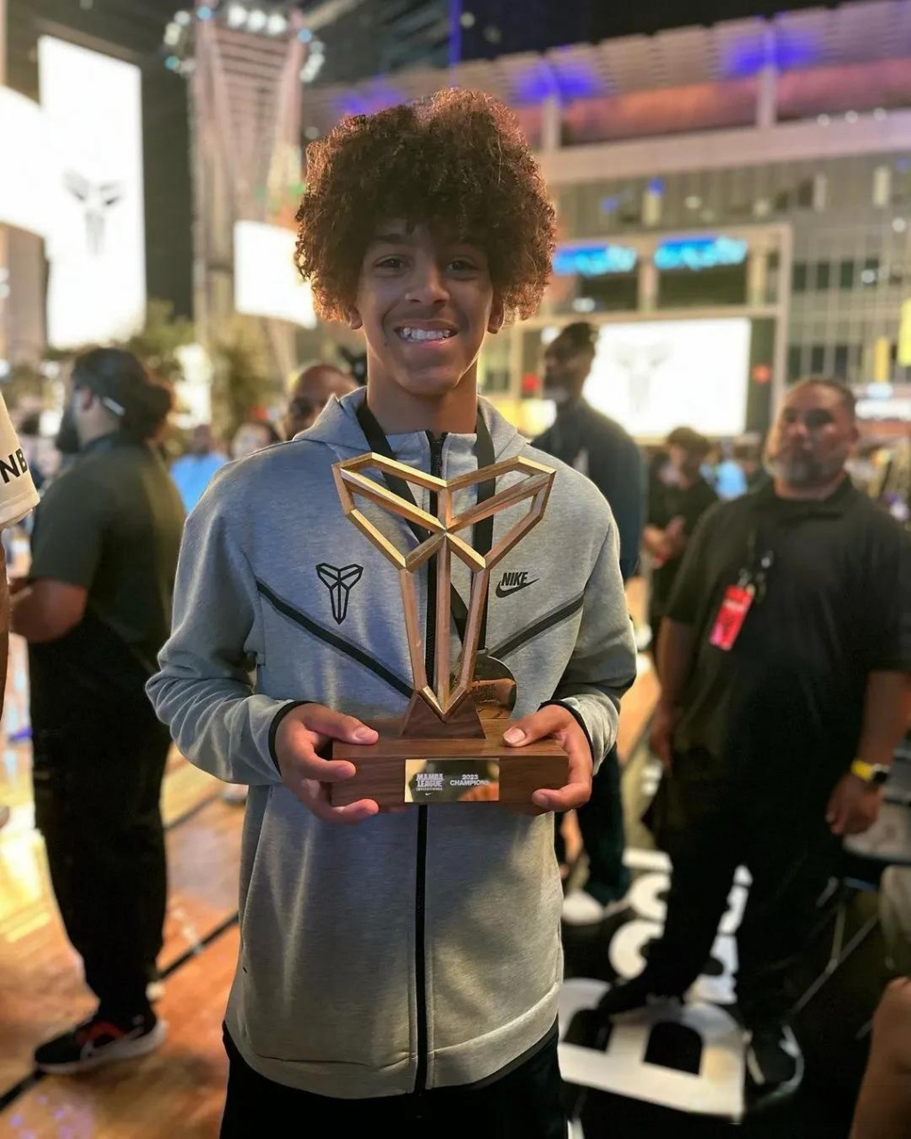 瓦妮莎晒出席曼巴篮球活动邀请赛  阿克伦king詹姆斯