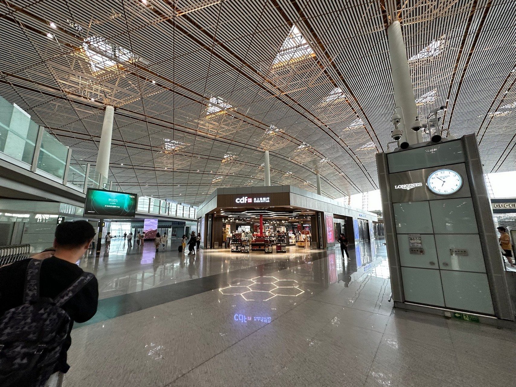 首都机场t3e国际出发总算恢复了一点点人气,新增开业商店一家:图2
