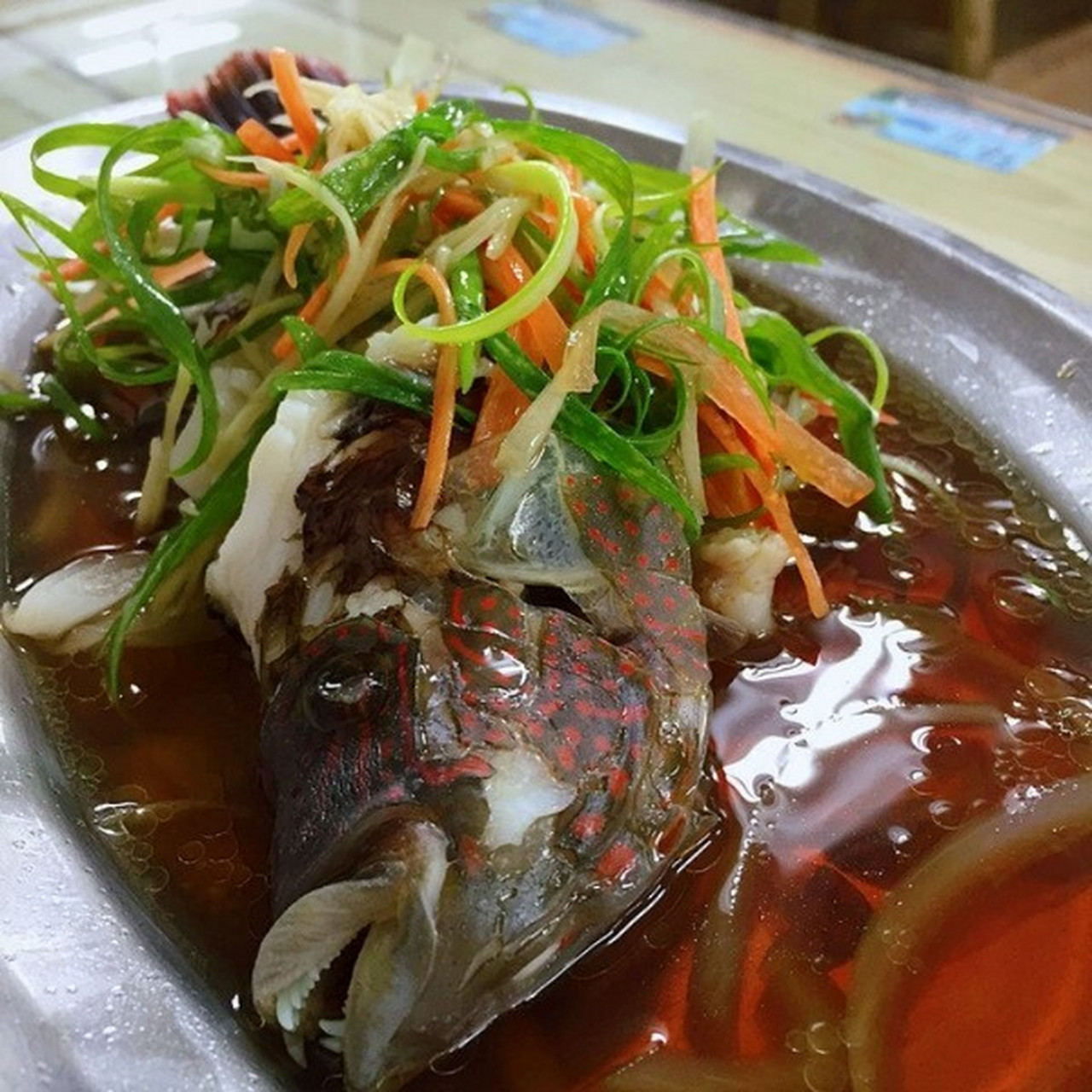 清蒸青衣鱼的做法 1,青衣鱼收拾干净,用流水冲去鱼肚和鱼头内的血水