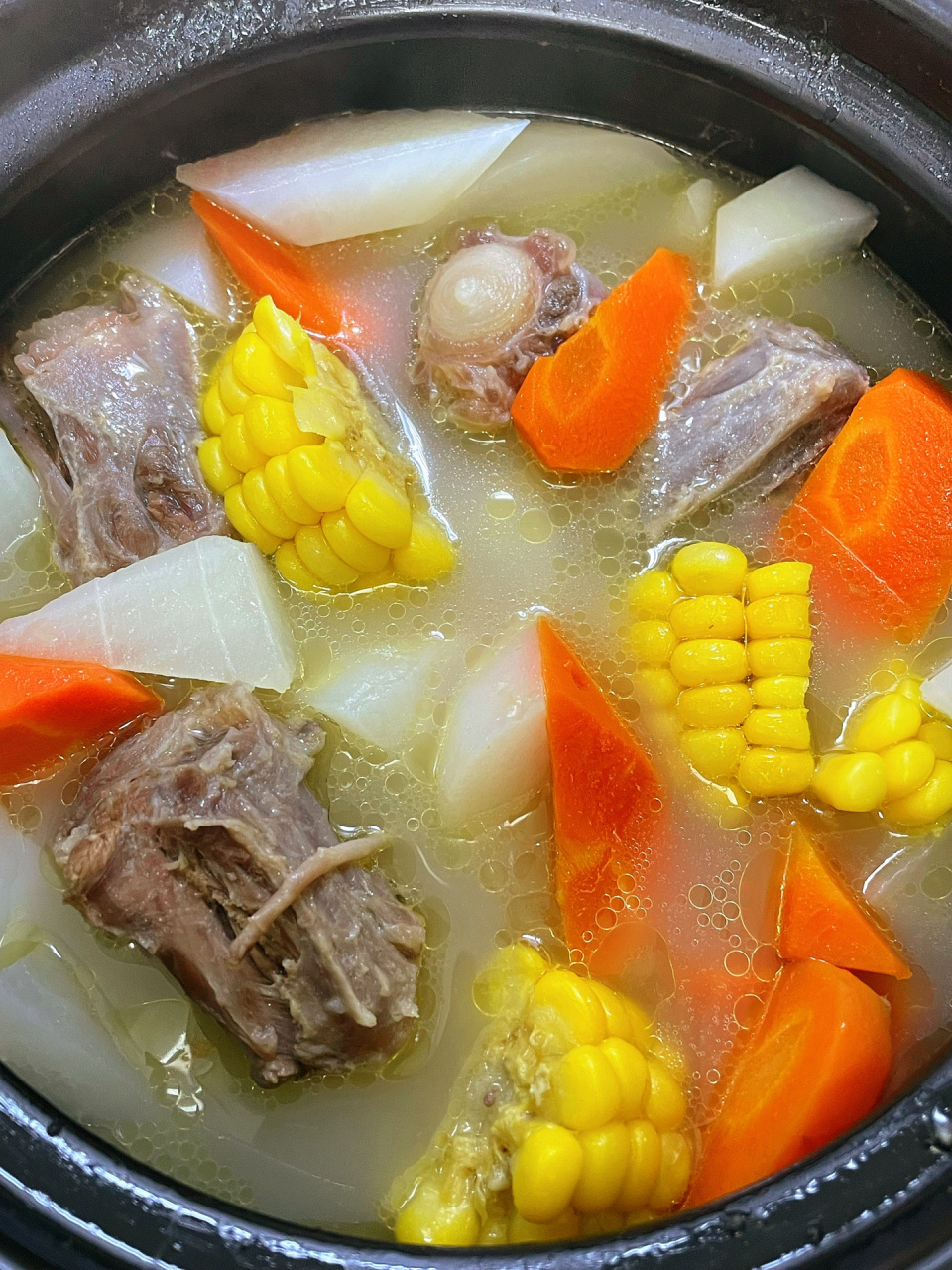 清炖牛尾萝卜汤96汤鲜肉嫩 春季滋补 牛尾骨炖汤营养价值很高,富含