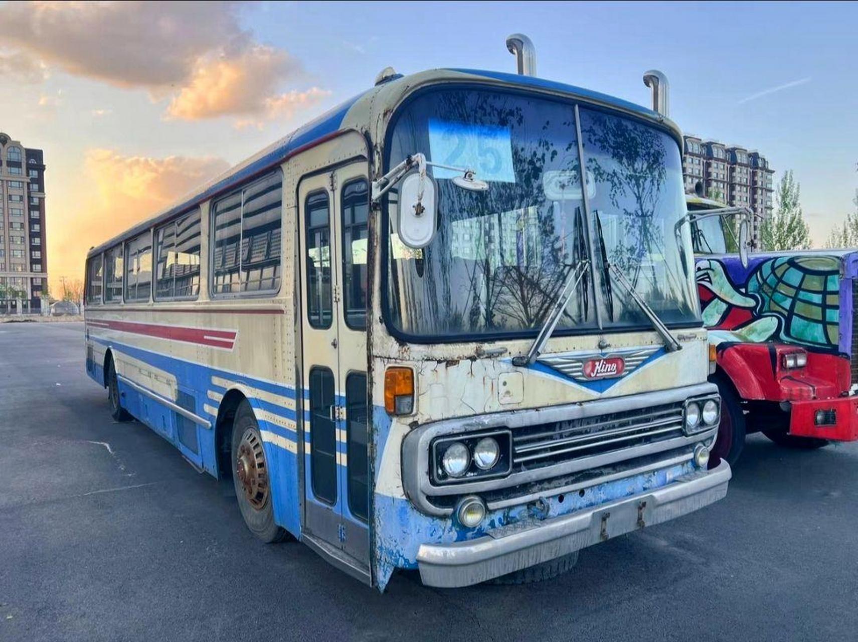 80年代纯进口日野大客车  后置发动机  经典客车   在那个年代就带