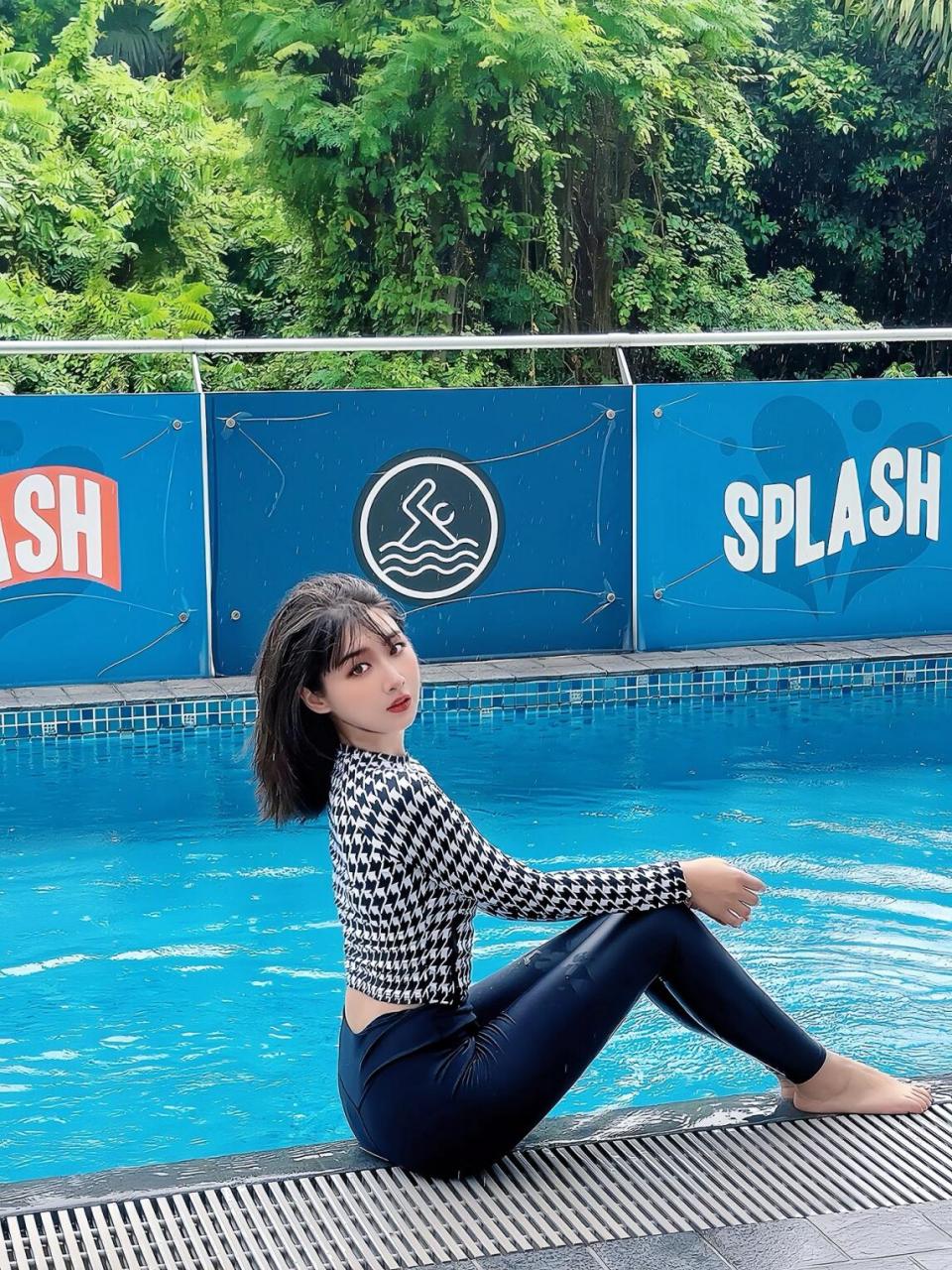 在新加坡的早上 还没吃早餐就去酒店泳池游泳玩水90 只带了一套泳衣