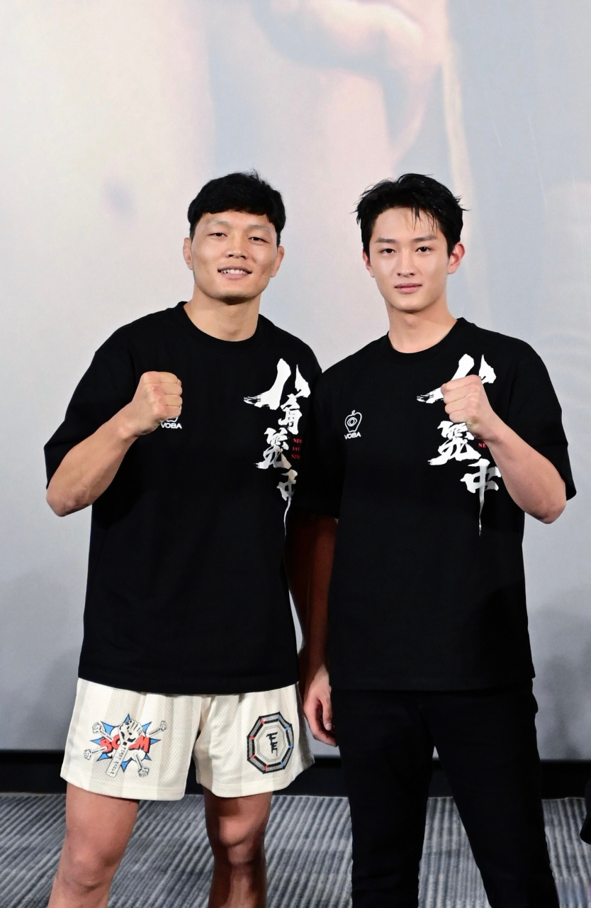 电影八角笼中# 和冠军合影是最酷的[得意]