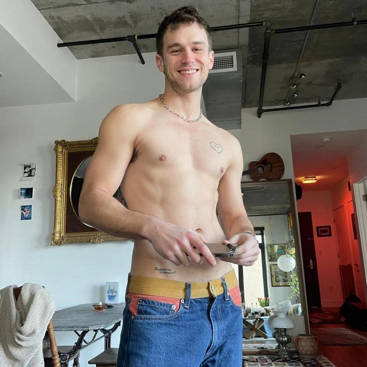 最近,美国男演员 brandon flynn 再次提起自己的歌手梦想,宣布要再次