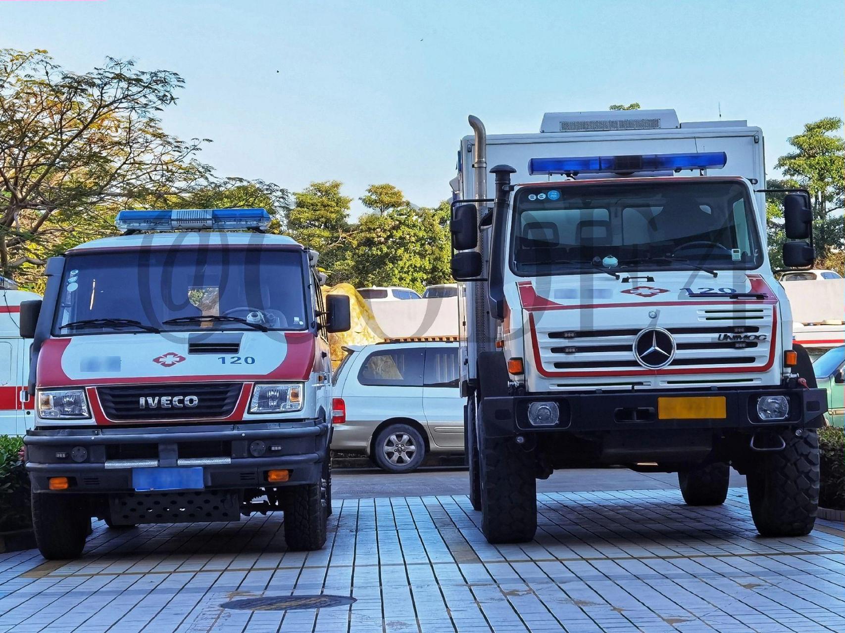 汽车摄影欣赏.某市120急救中心 奔驰乌尼莫克全地形越野救护车