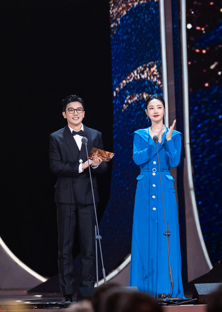 白百何 光影之夜,熠熠生辉78送上一组@白百何 #华表奖颁奖典礼