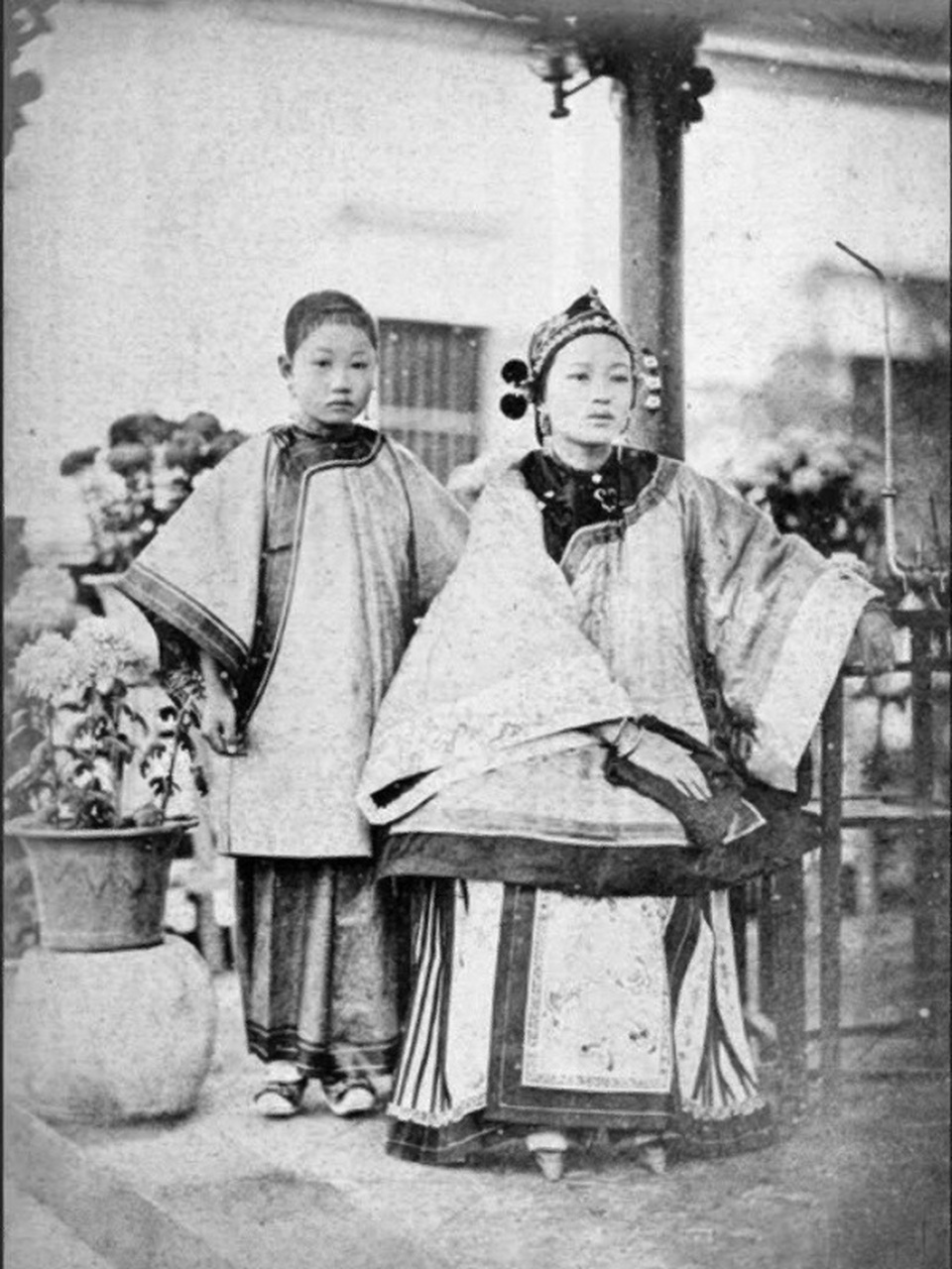 1873年,大户人家里的太太和她的丫鬟 