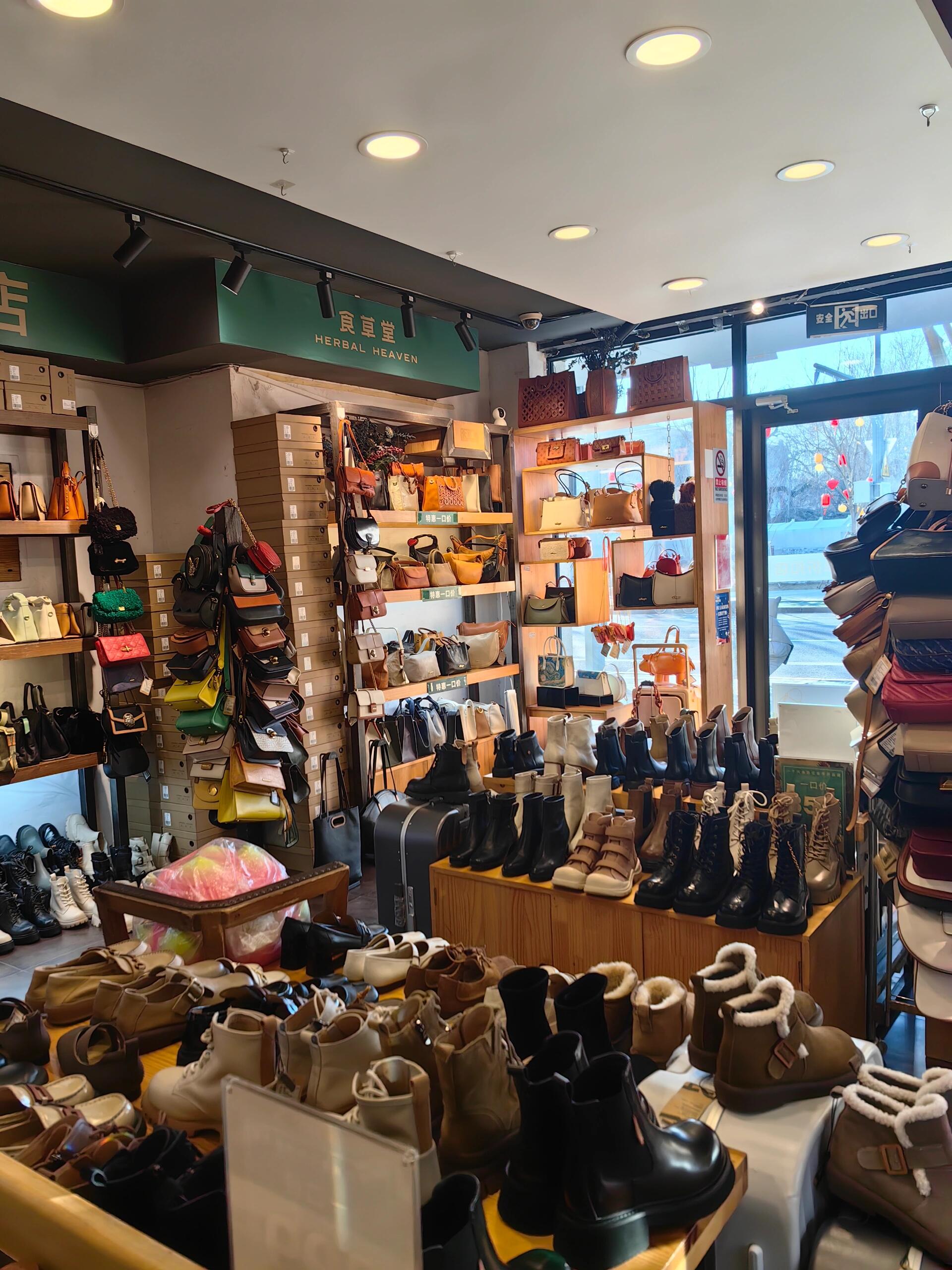 好软的食草堂包包 第一次实体店入手的食草堂包包,软乎乎的,皮子很