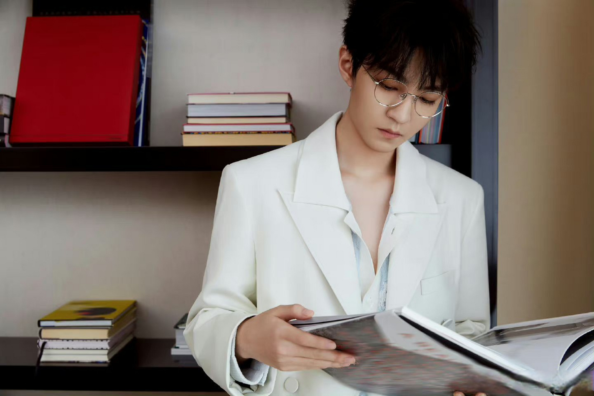 王俊凯今日直播金丝框眼镜造型真的太帅了吧!