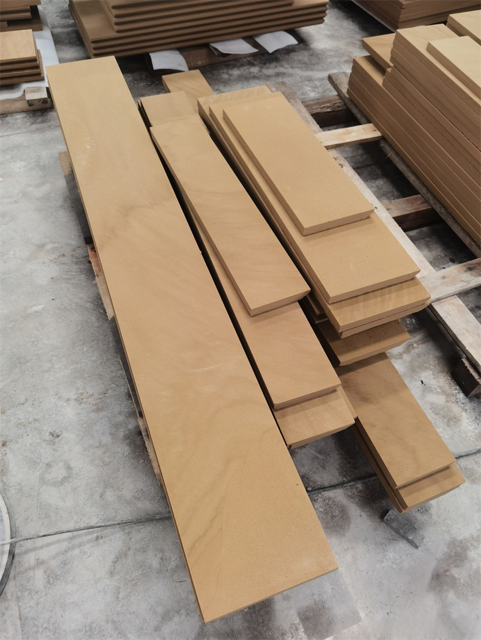 黄金砂岩作为四川黄砂岩中的一种,砂质中粗,储量较大,所以价格较低