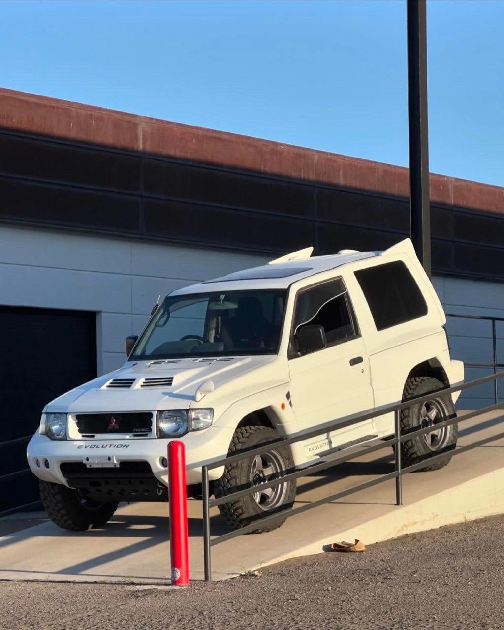 三菱帕杰罗 v55 evo 是一款非常稀有的越野车,以下是关于它的一些介绍