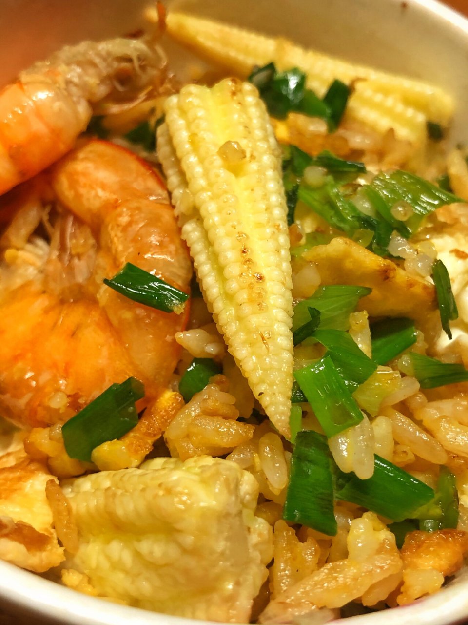 懒人菜系列 【纸包虾】硅油纸铺上生菜和爆香后的洋葱,蒜瓣;控干水分