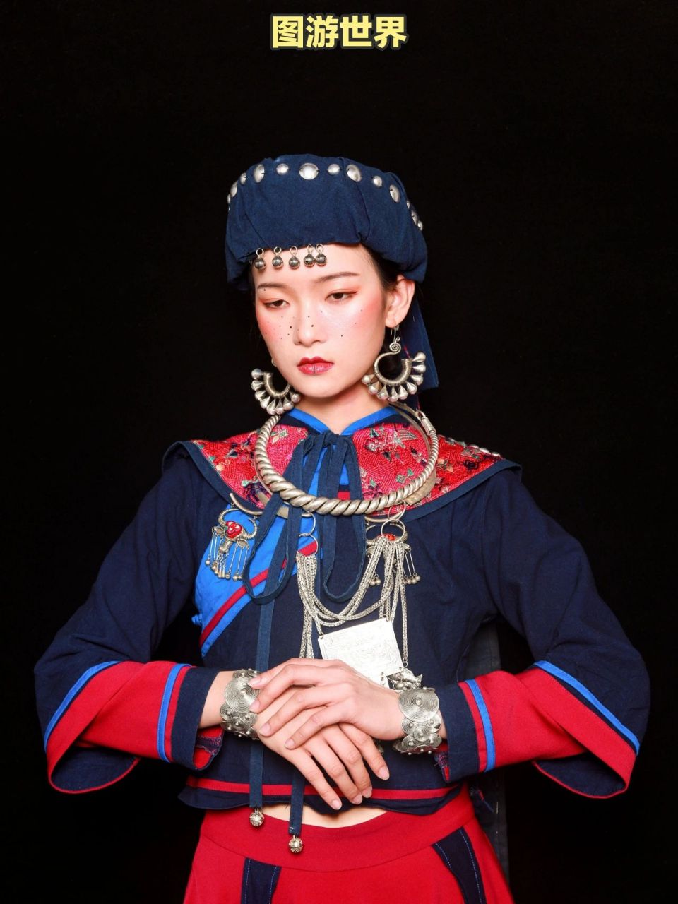 广西河池环江:红火绚丽的毛南族服饰 毛南族主要分布在广西壮族自治区