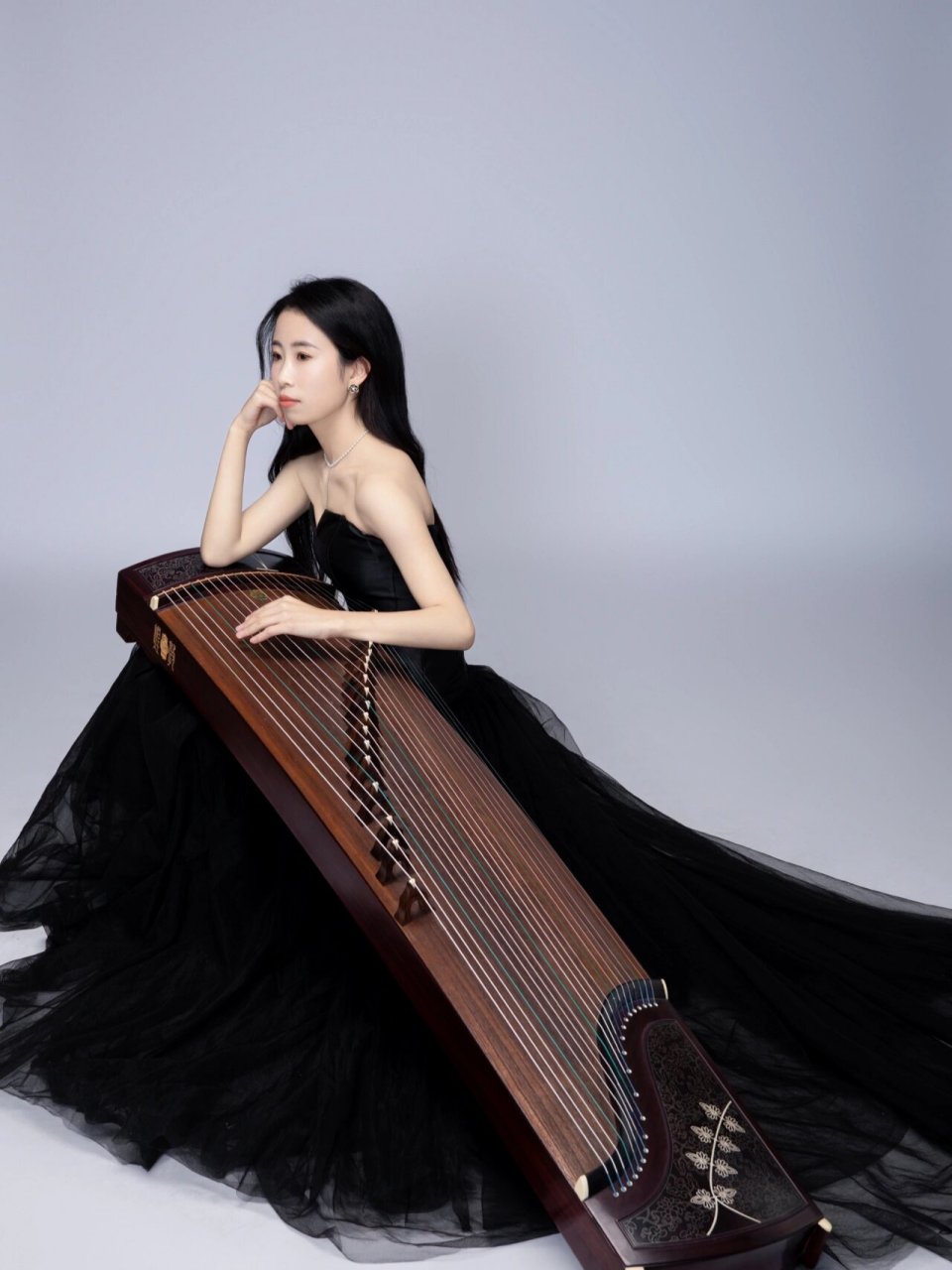 古筝写真|吾与爱筝 来一组黑色系与我爱筝的合影 喜欢的小红薯也可以