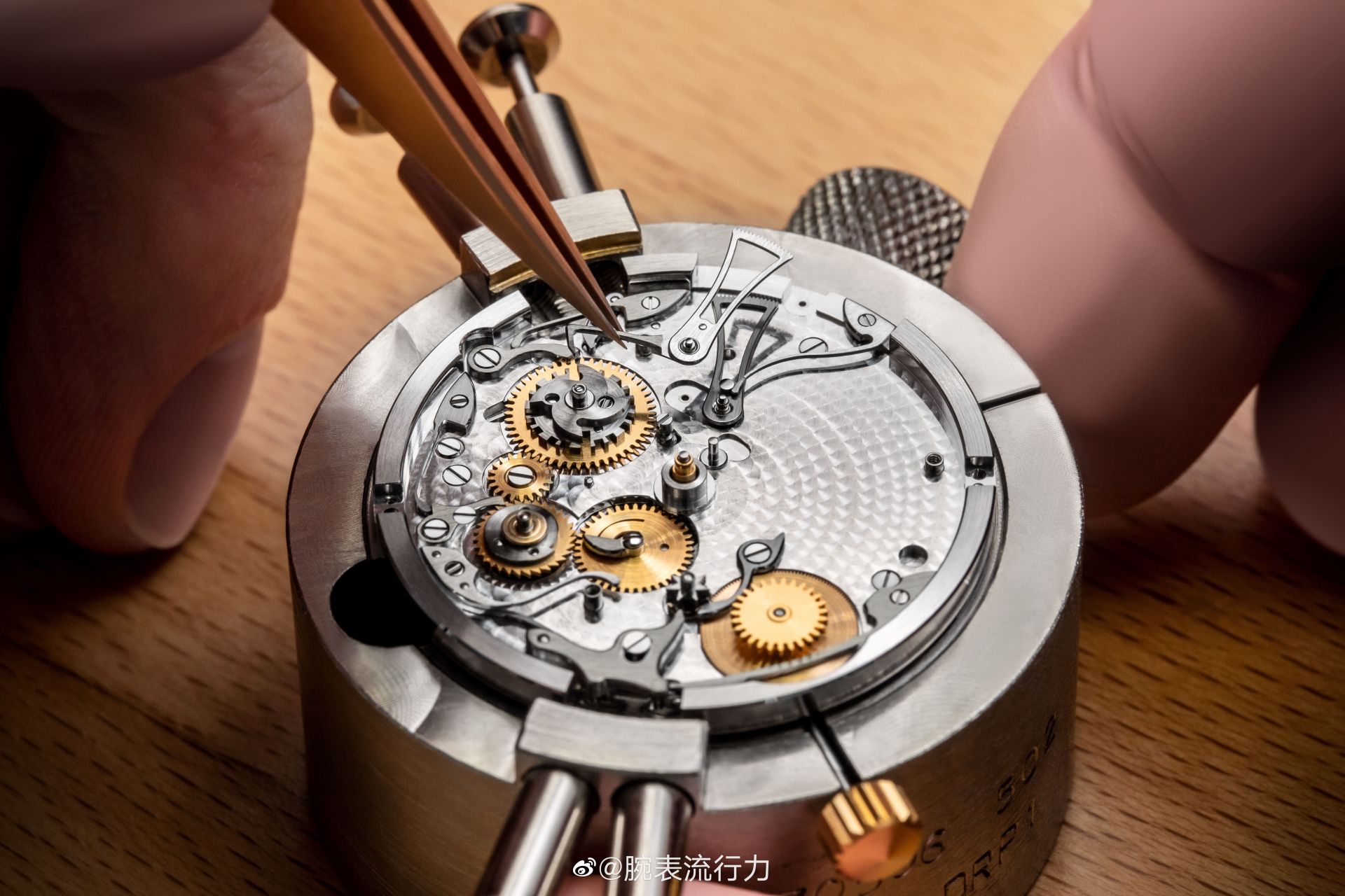 描绘时光轨迹,breguet宝玑全新呈现classique经典系列7327万年历腕表