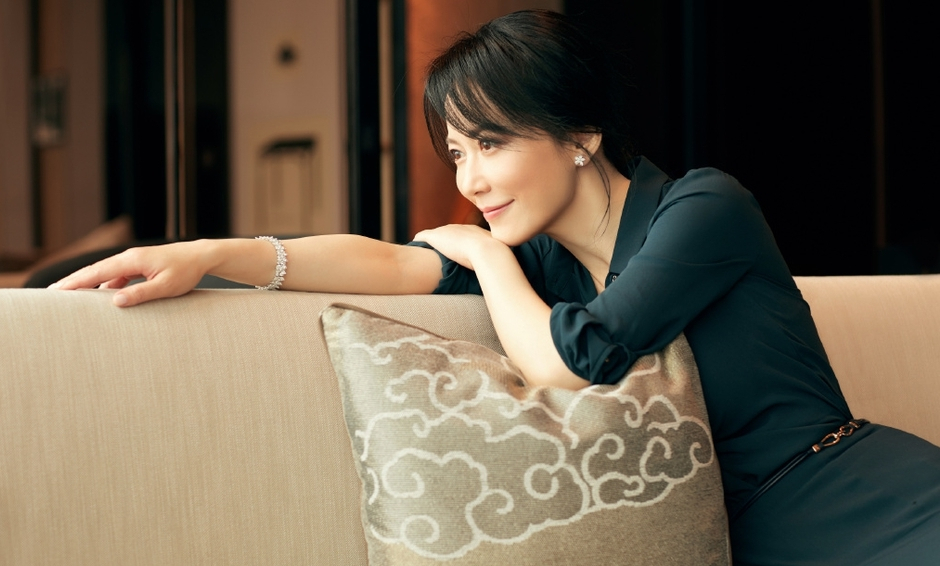 【俞飞鸿身着墨绿色长裙气质高贵优雅十足】近日,一组俞飞鸿的最新