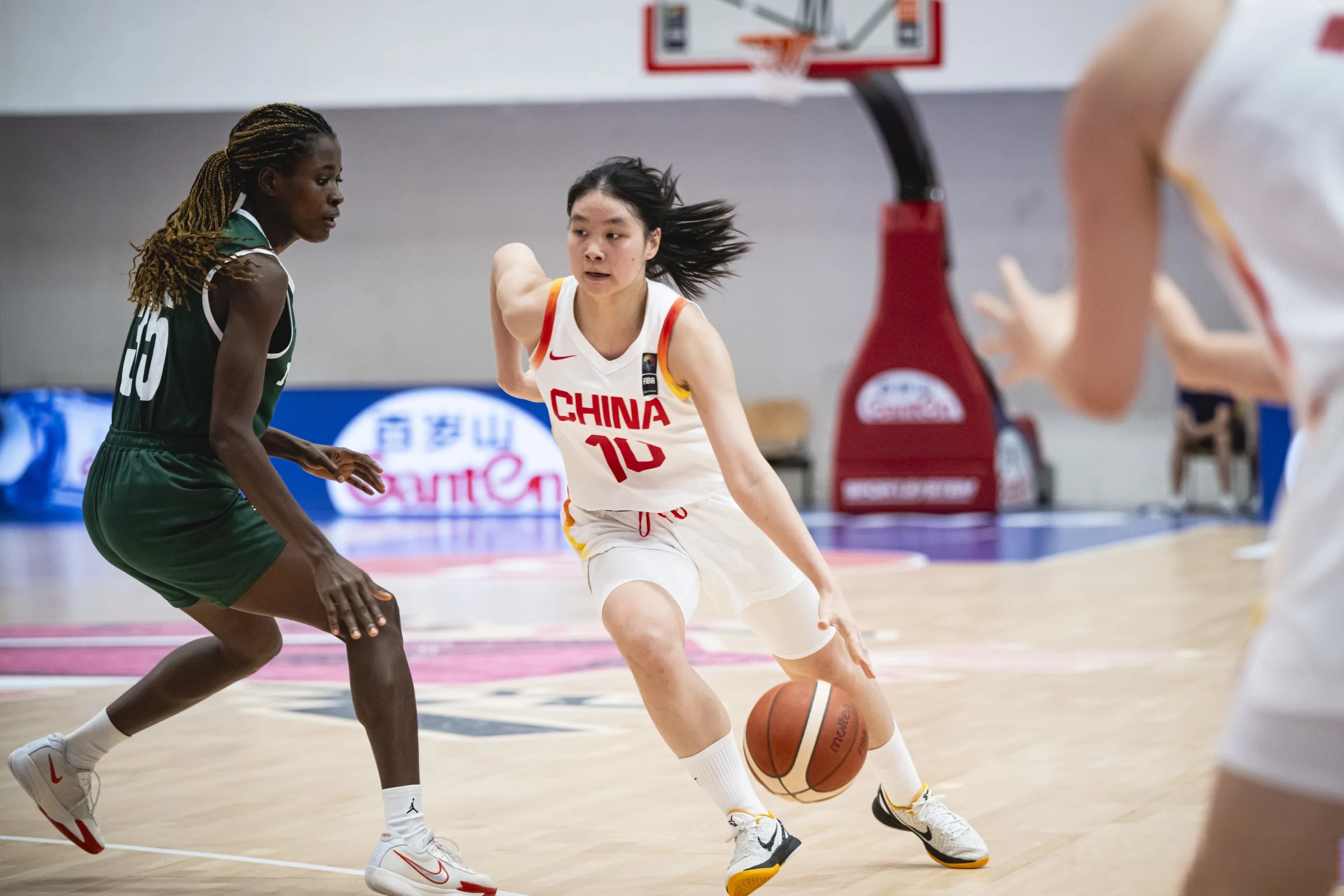 世界杯篮 球女孩 突破界限相关图片2