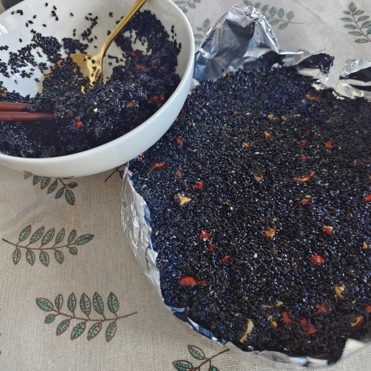 黑芝麻和蜂蜜冲调方法(黑芝麻跟蜂蜜搅拌吃有什么效果)