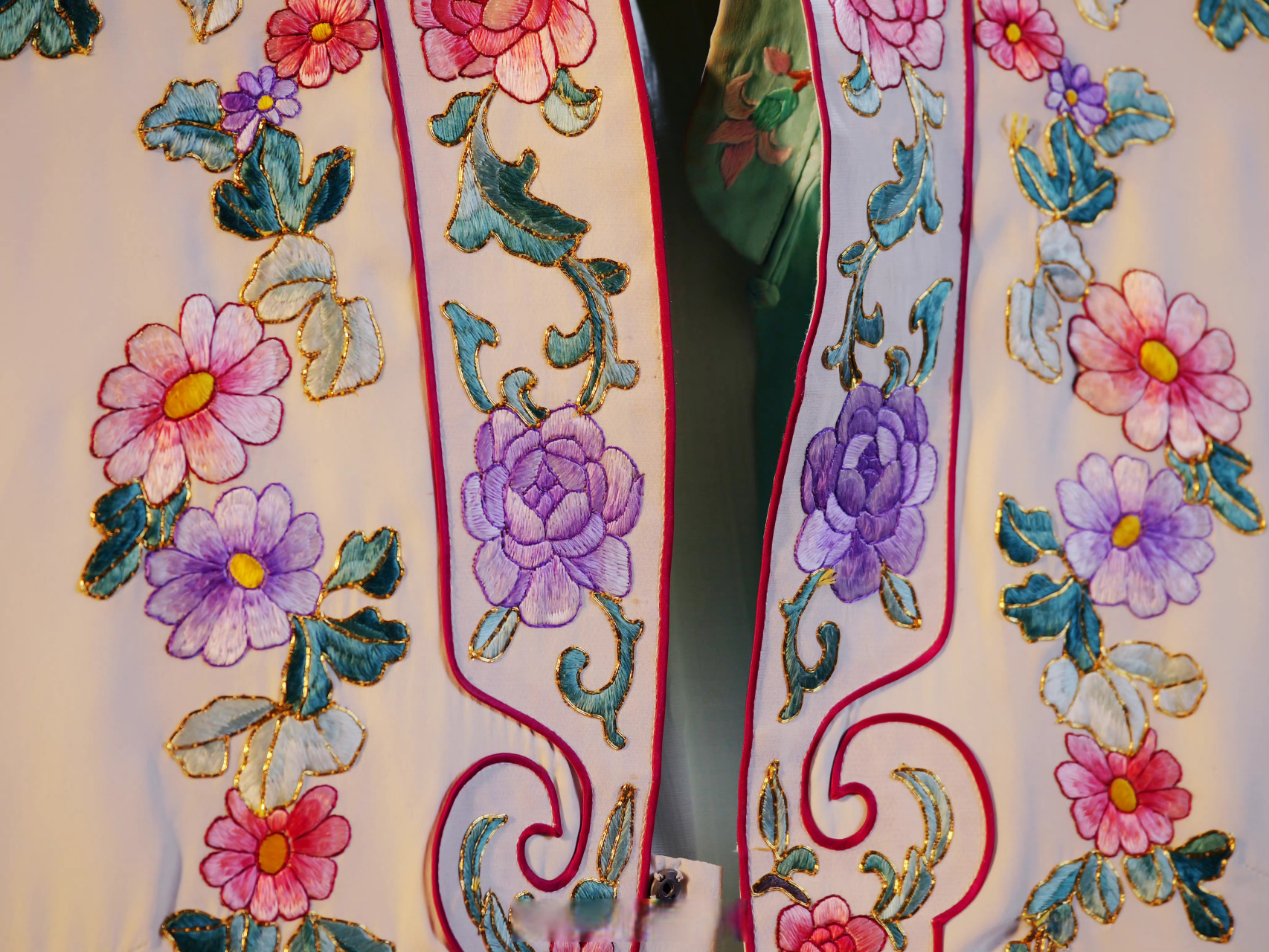 昆曲《牡丹亭》杜丽娘重磅手绣戏服:"有一种美,叫牡丹亭".