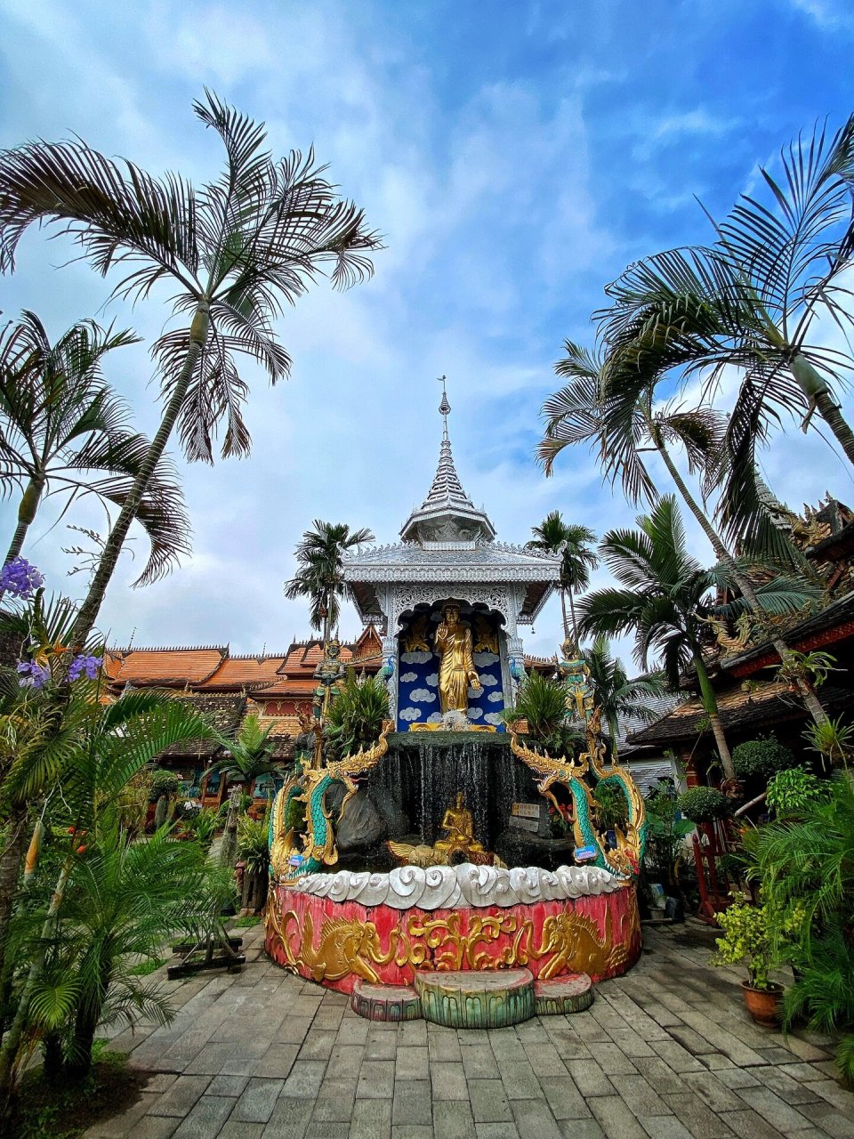 游览香格里拉傣族园 西双版纳傣族园位于中国云南省西双版纳橄榄坝.