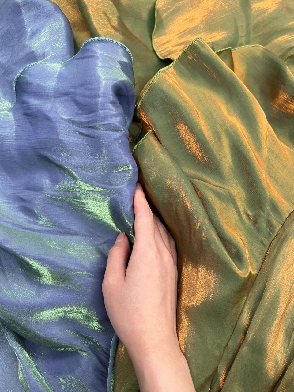 作为复古礼服爱好者,这个版型真的蛮熟悉,经典的日产镭射裙,真的