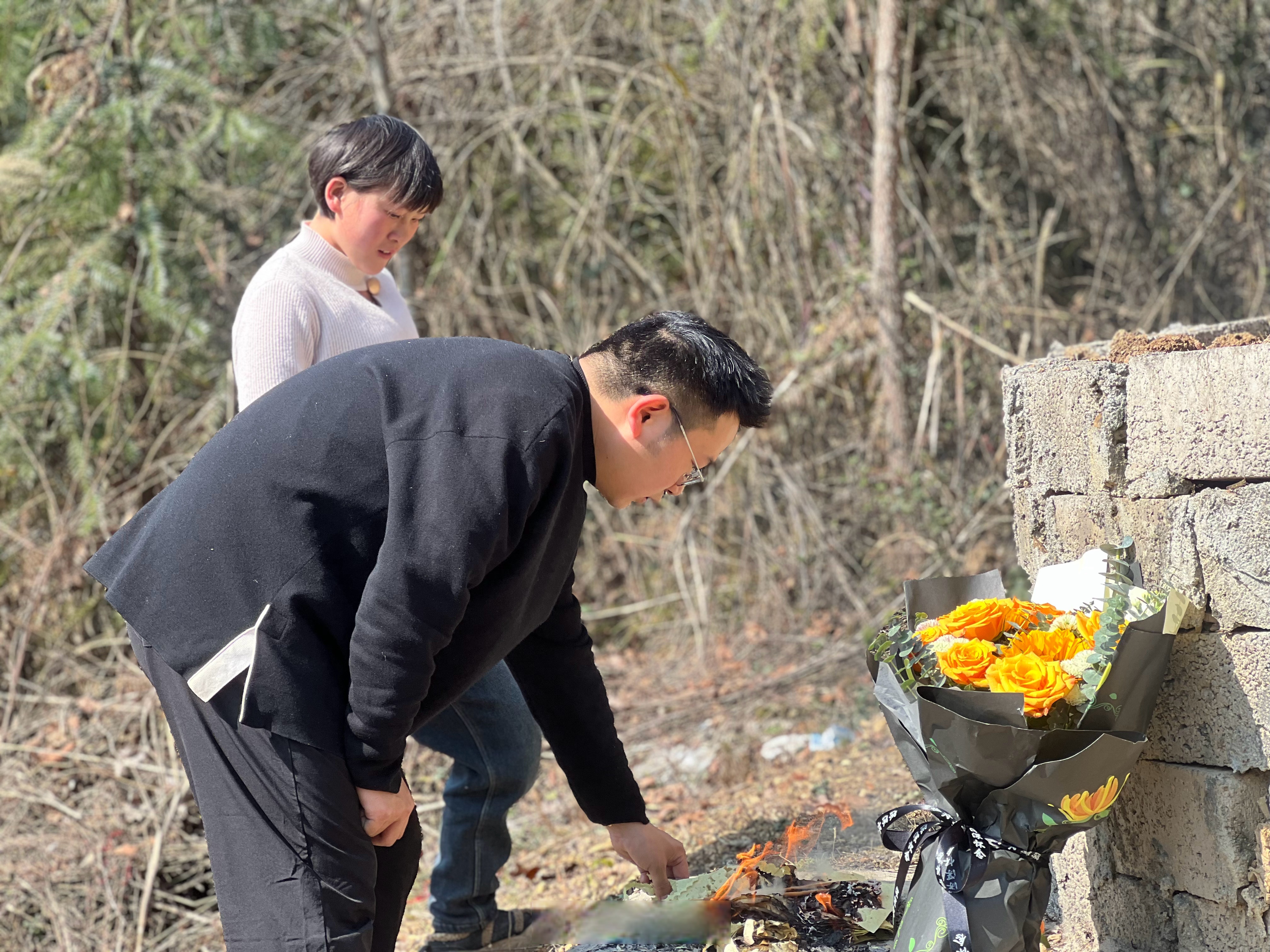 今天,趁张阳在,我,张静,张阳一起来给我妈上个坟,拜个年