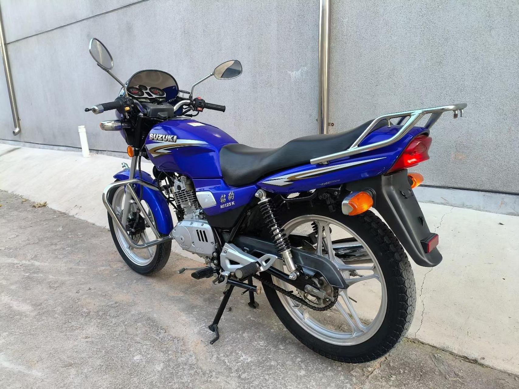 到货精品方灯铃木钻豹王125.高配碟刹带原装豹头保险杠!