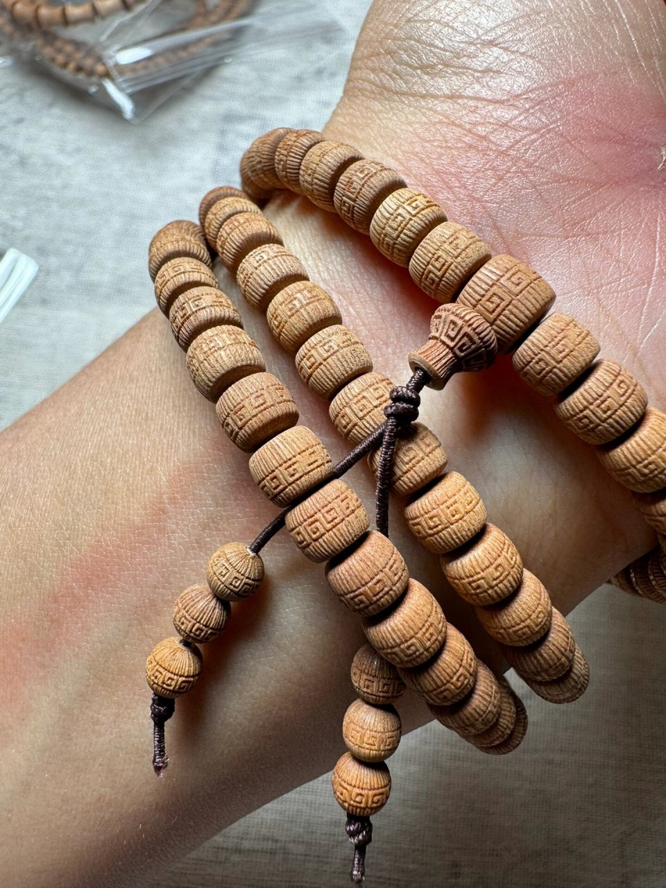 回纹珠的纹样图案整齐划一,连绵不绝,丰富多样,围绕着珠子行成一圈,也