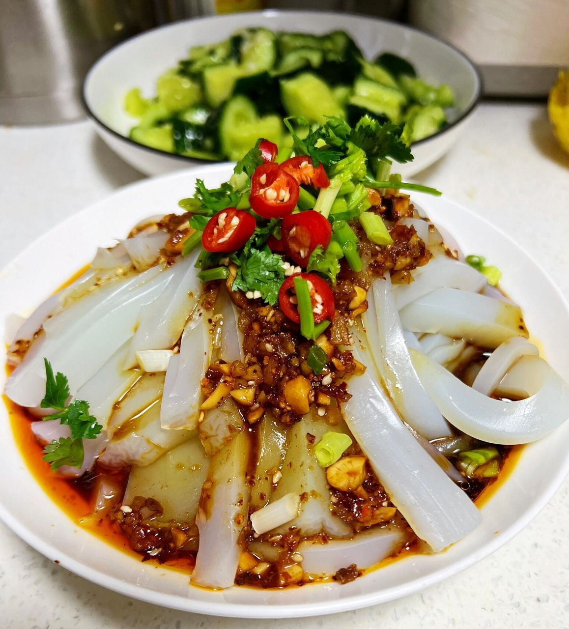 准备材料:绿豆凉粉一块,切条放入盘中,大小宽厚自己喜好来定,蒜头切末