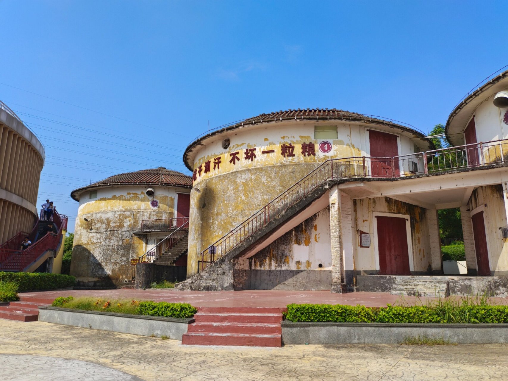 99导航佛山文创古镇游客服务中心 	 9315路边有停车的,免费的