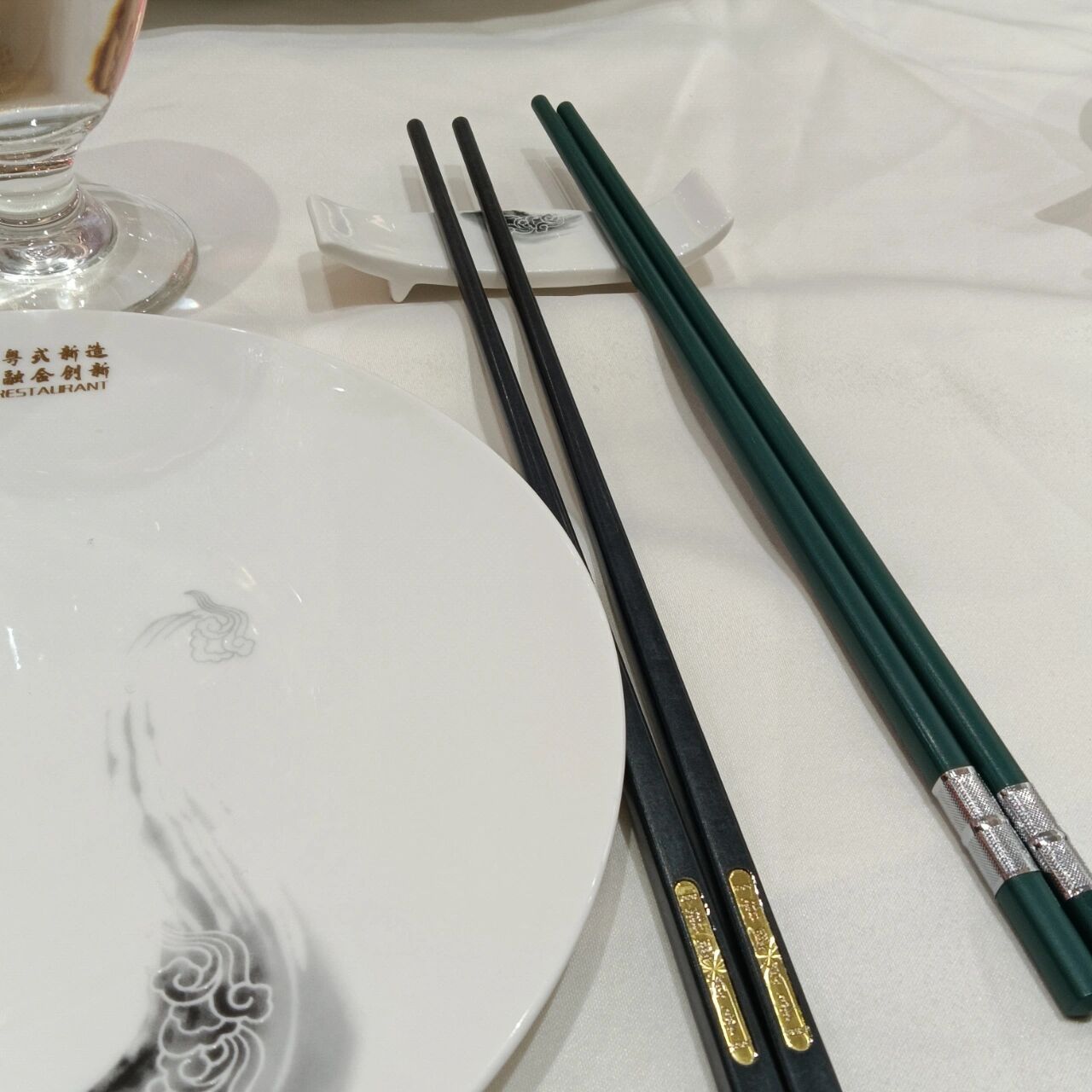 公筷? 酒店两种颜色的筷子是公筷和私筷吗