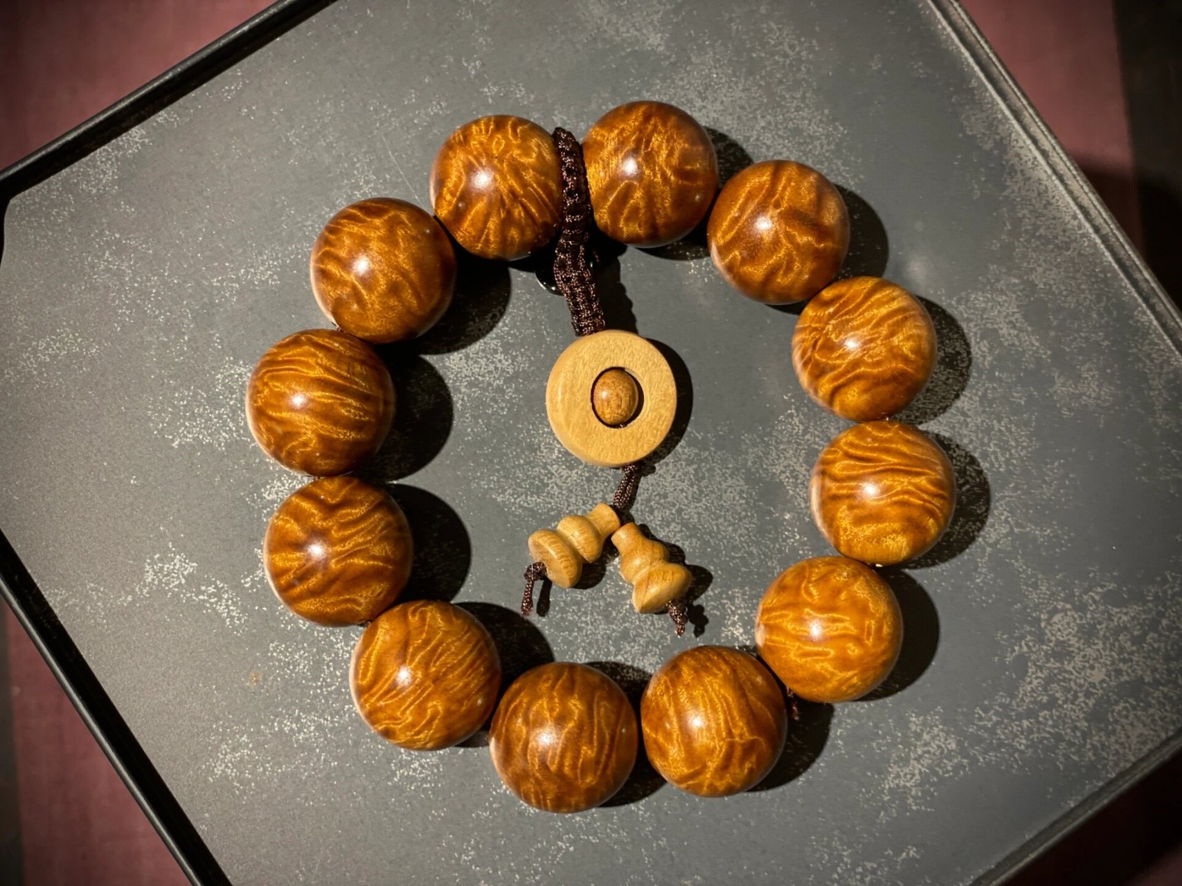 金丝楠乌木龙胆花纹手串 金丝楠乌木龙胆花纹手串,收藏级仅此一串