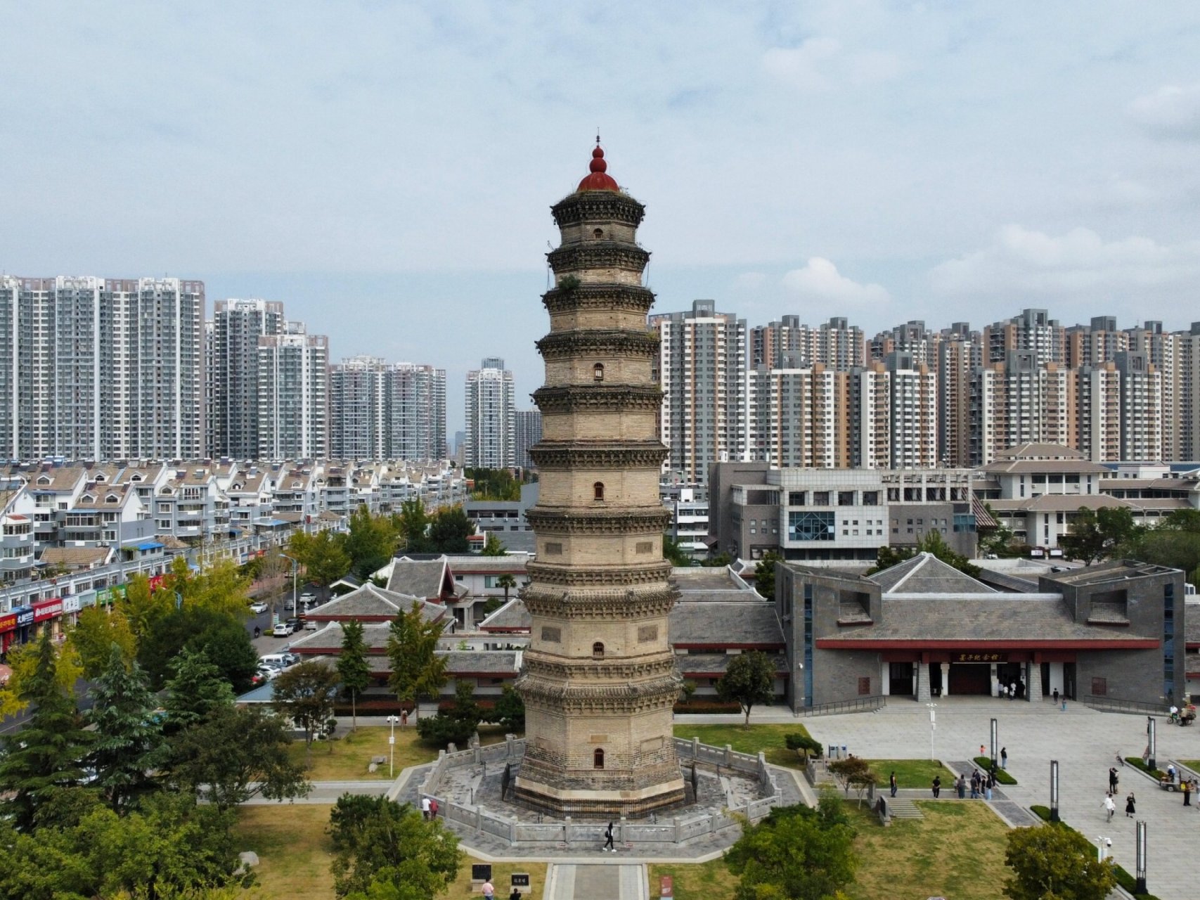 龙泉塔 1938年3月,在著名的台儿庄大战前奏的滕县保卫战中,日寇对滕